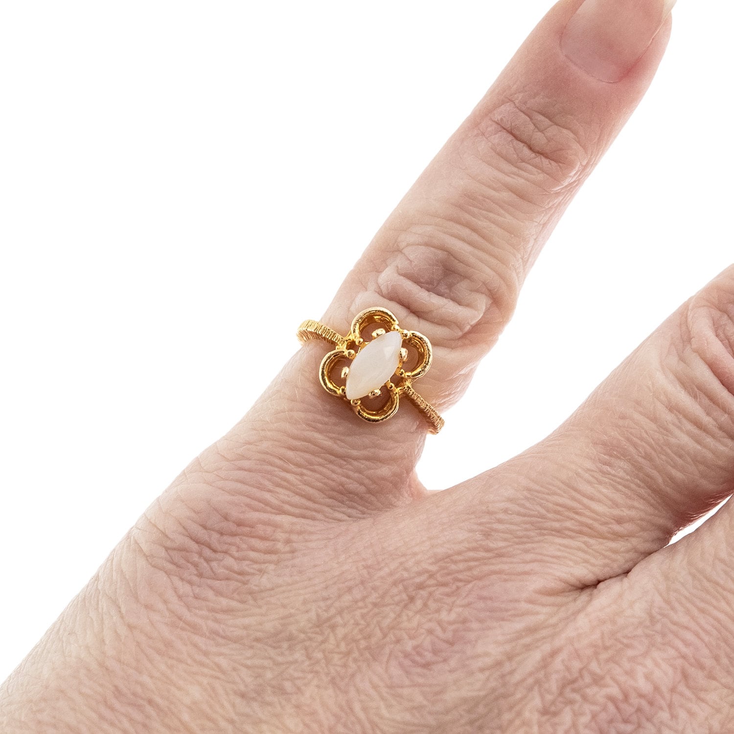 Vintage Opal Cocktail Ring 18K Gold Galvanisiertes Blumenmuster Vintage Opal Cocktail Ring 18K Gold Galvanisiertes Blumenmuster von PVDVintageJewelry