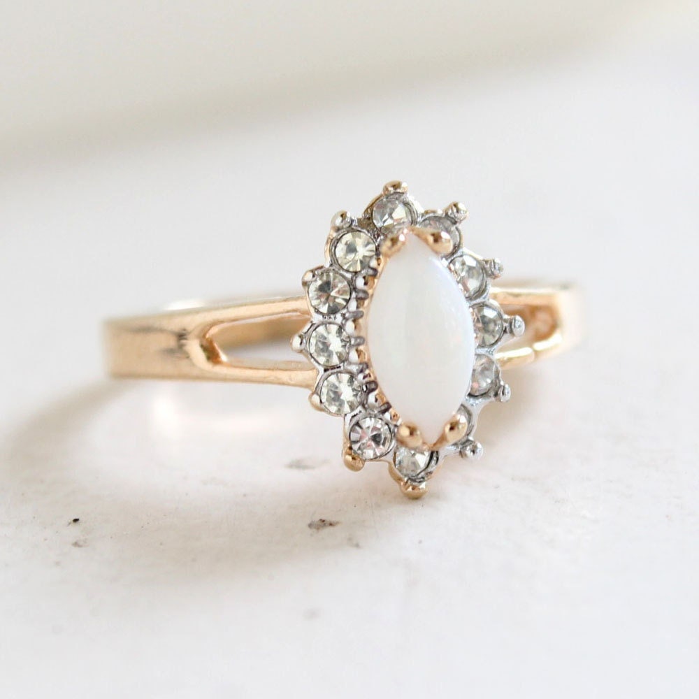 Vintage Opal Verlobungsring 18K Gold Galvanisierte Swarovski Kristalle, Oktober Geburtsstein Vintage Opal Verlobungsring 18K Gold Galvanisierte Swarovski Kristalle, Oktober Geburtsstein von PVDVintageJewelry