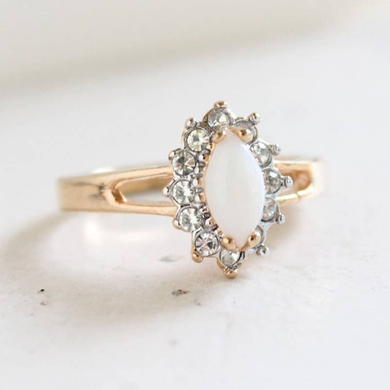 Vintage Opal Verlobungsring 18K Gold Galvanisierte Swarovski Kristalle, Oktober Geburtsstein Vintage Opal Verlobungsring 18K Gold Galvanisierte Swarovski Kristalle, Oktober Geburtsstein von PVDVintageJewelry