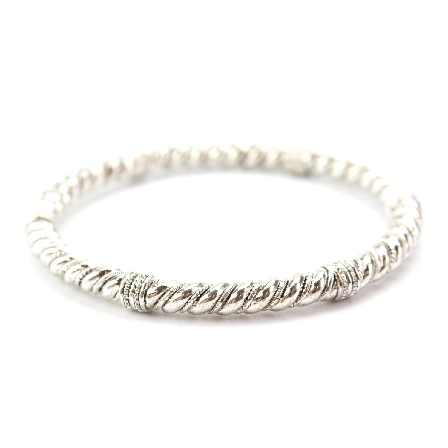 Vintage Oscar De La Renta Armreif Strukturiertes Silberfarbenes Designer Armband Vintage Oscar De La Renta Armreif Strukturiertes Silberfarbenes Designer Armband von PVDVintageJewelry