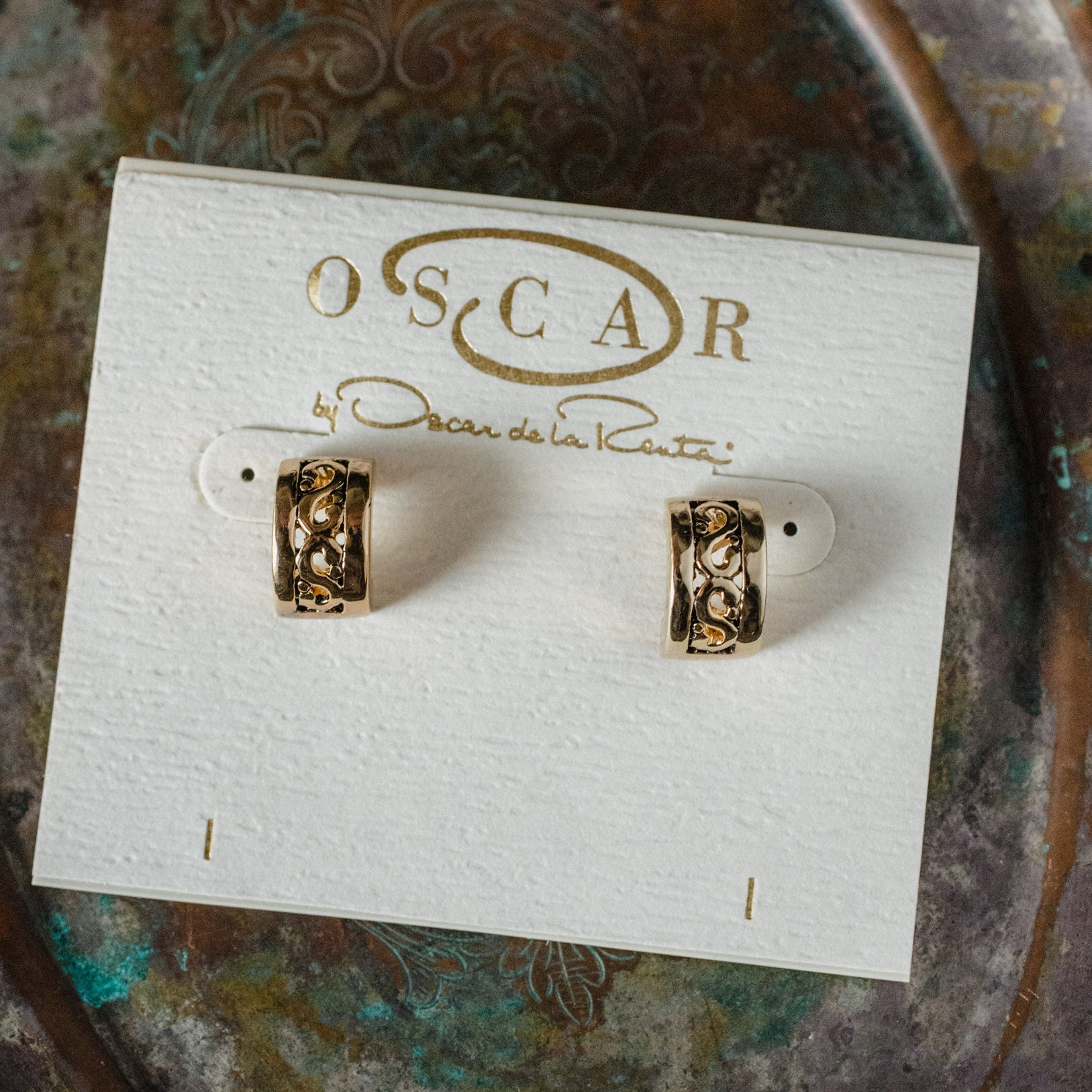 Vintage Oscar De La Renta Creolen Antiker Goldton, Nie Getragen Designer Schmuck Für Frauen Vintage Oscar De La Renta Creolen Antiker Goldton, Nie Getragen Designer Schmuck Für Frauen von PVDVintageJewelry