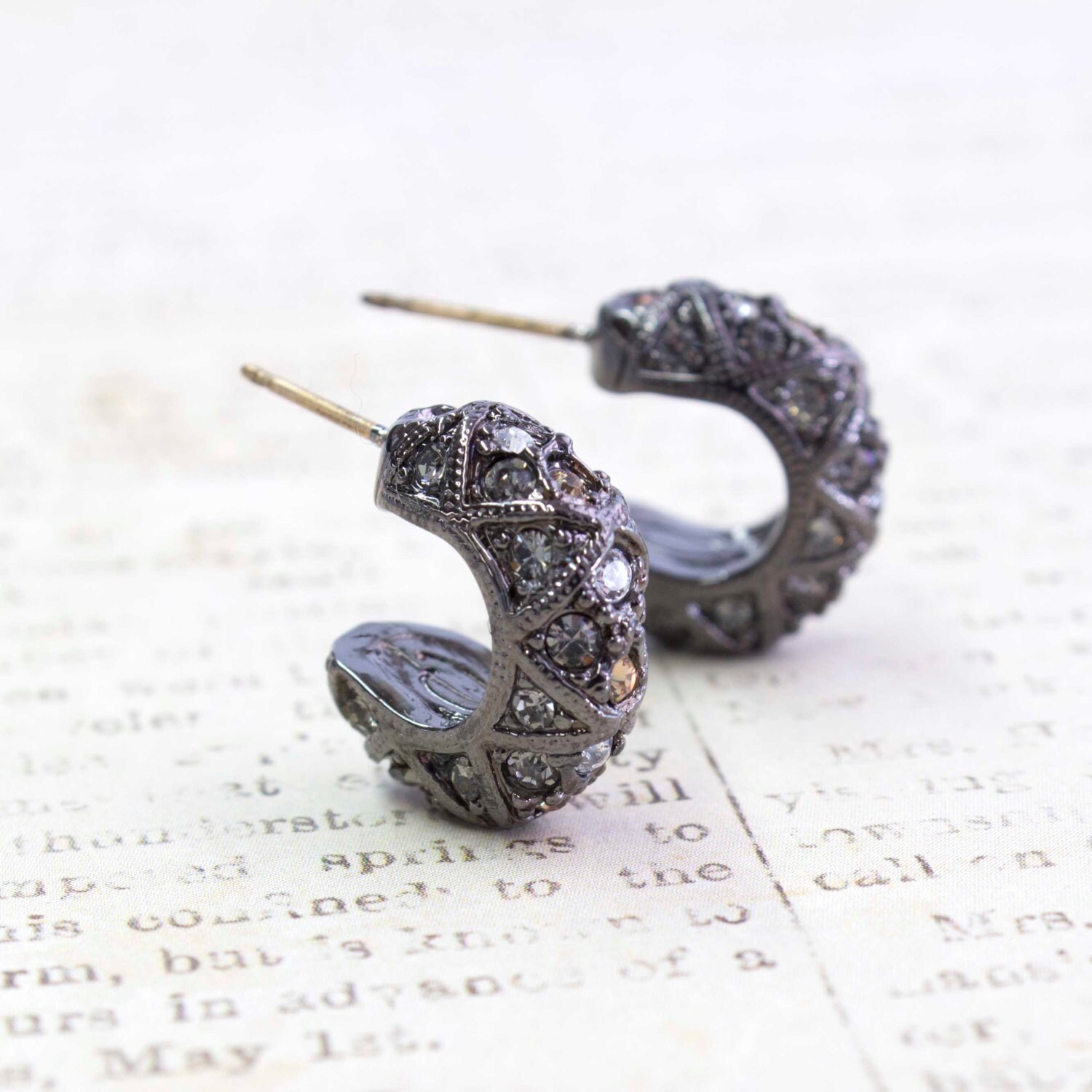 Vintage Oscar De La Renta Hoop Ohrringe Hämatit Swarovski Kristalle - Designer Antik Style Ohrring Schmuck Für Damen Vintage Oscar De La Renta Hoop Ohrringe Hämatit Swarovski Kristalle - Designer Antik Style Ohrring Schmuck Für Damen von PVDVintageJewelry