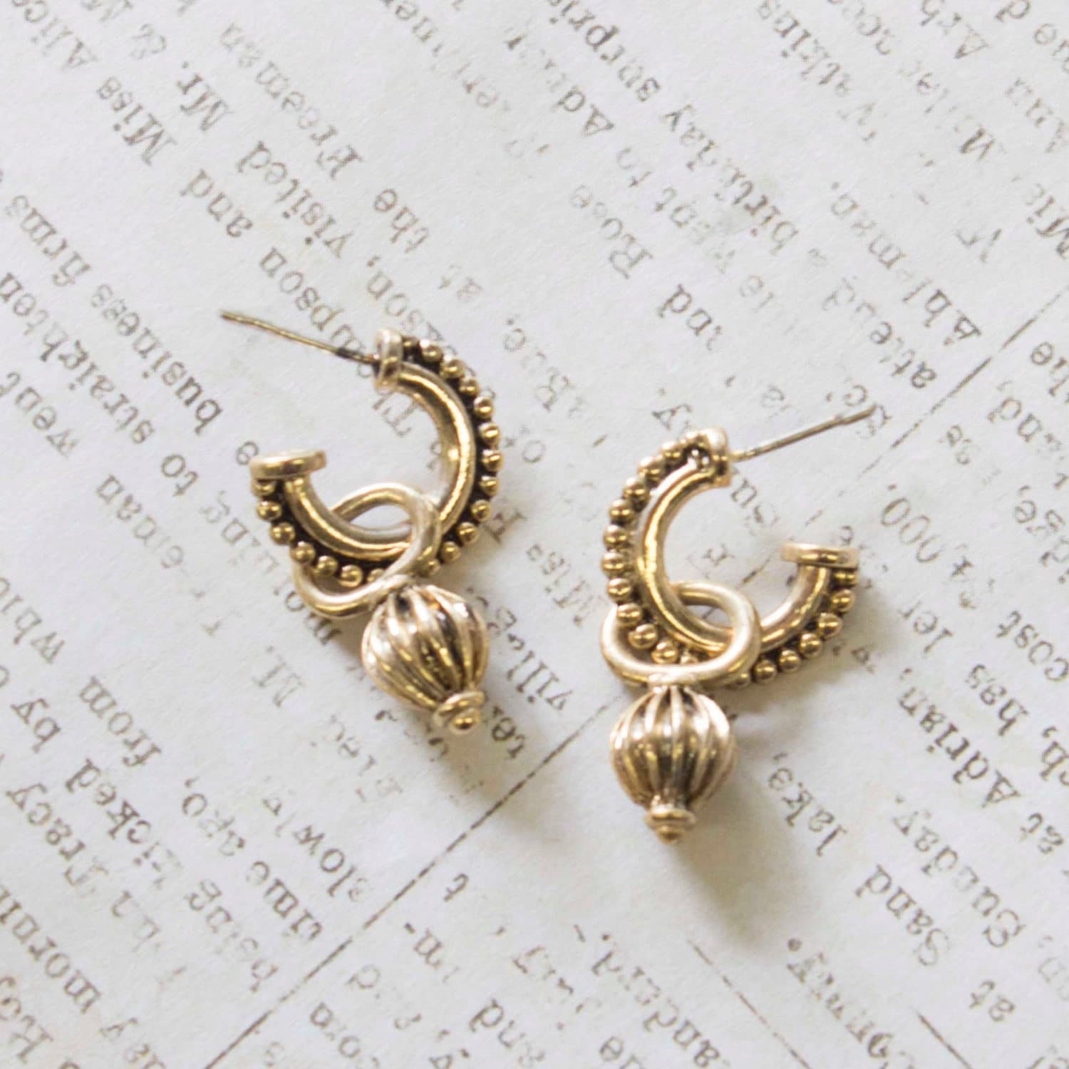 Vintage Oscar De La Renta Gold Ton Creolen Mit Anhänger Vintage Oscar De La Renta Gold Ton Creolen Mit Anhänger von PVDVintageJewelry