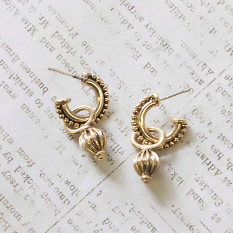 Vintage Oscar De La Renta Gold Ton Creolen Mit Anhänger Vintage Oscar De La Renta Gold Ton Creolen Mit Anhänger von PVDVintageJewelry