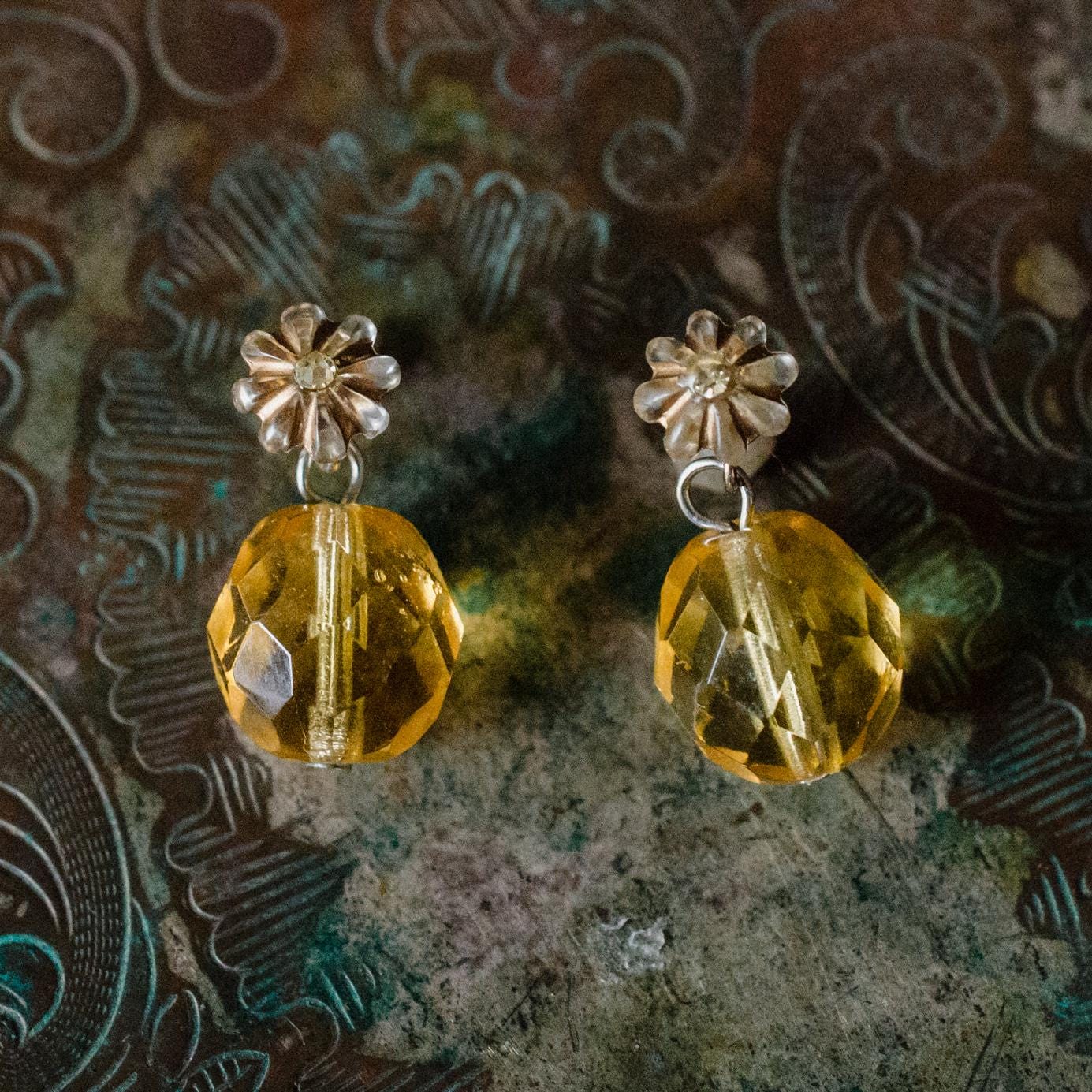 Vintage Oscar De La Renta Gold Ton Glas Ohrringe Vintage Oscar De La Renta Gold Ton Glas Ohrringe von PVDVintageJewelry