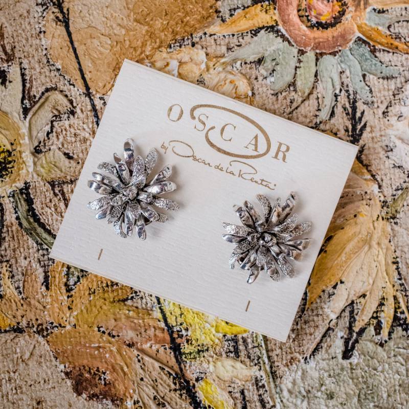 Vintage Oscar De La Renta Ohrclips Silberfarbene Blume Burst von PVDVintageJewelry