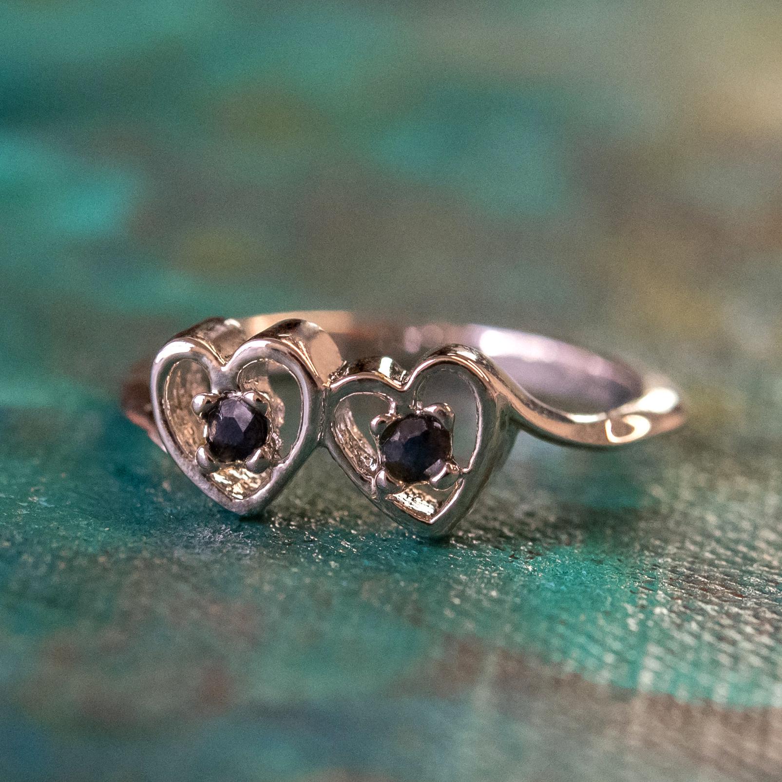 Vintage Saphir Herz Ring 18K Weißgold Galvanisiert, Nie Getragen Vintage Saphir Herz Ring 18K Weißgold Galvanisiert, Nie Getragen von PVDVintageJewelry