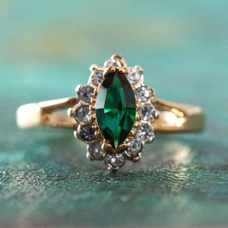 Vintage Smaragd Swarovski Kristall Ring 18Kt Gold Galvanisierte Grüne Stein-Ring-Schmucksachen Antiker Stil Für Frauen Vintage Smaragd Swarovski Kristall Ring 18Kt Gold Galvanisierte Grüne Stein-Ring-Schmucksachen Antiker Stil Für Frauen von PVDVintageJewelry