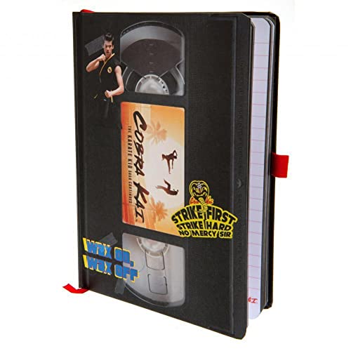 Cobra Kai Notizbuch & Sticker Set (VHS Design) A5 Premium Journal Notizbuch, Notizbuch, Schreibbuch & Notizbücher A5, tolle Cobra Kai Geschenke – Offizielles Cobra Kai Merchandise von Pyramid International