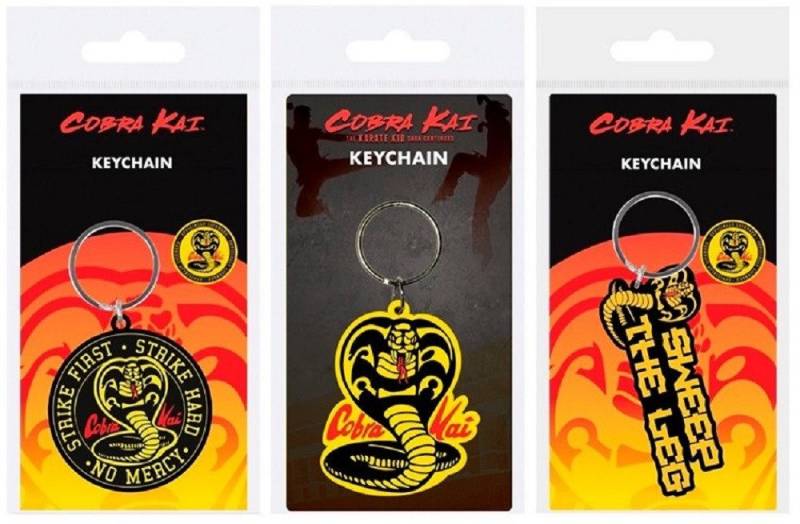 PYRAMID Schlüsselanhänger Schlüsselanhänger Kinder Anhänger keychain Cobra Kai Strike first, Strike Hard, No Merci.Cobra Kai Karate Anhänger 6 cm von PYRAMID