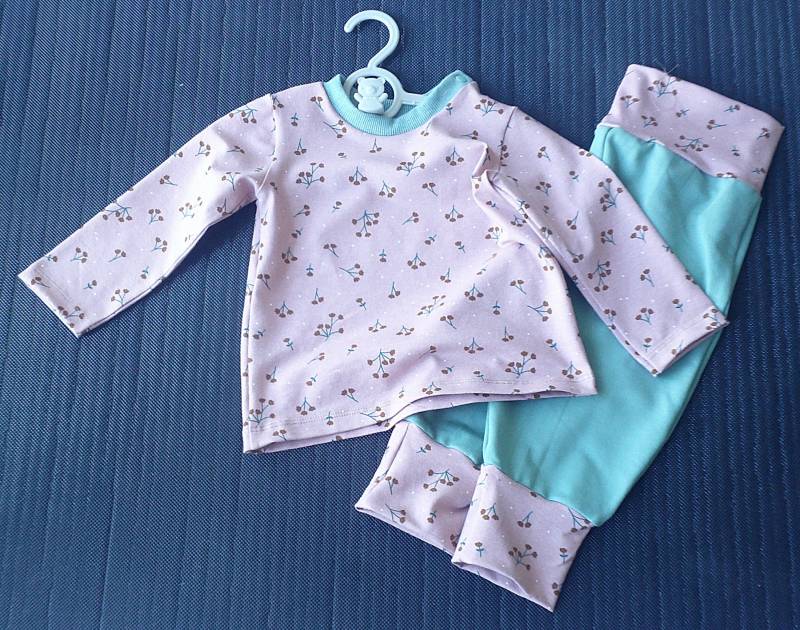 Süßes Babyset Mit Pumphose Gr. 80 Süßes Babyset Mit Pumphose Gr. 80 von PaBlDesigns