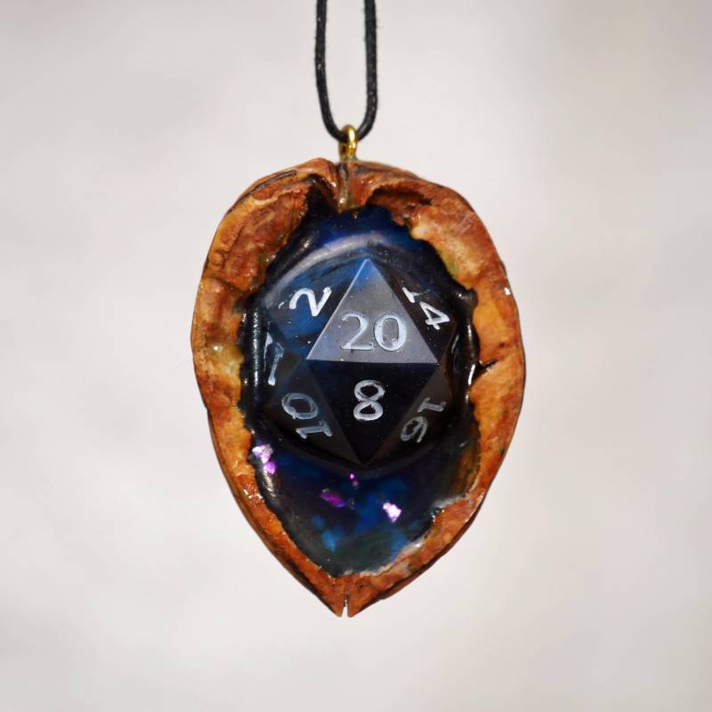 Anhänger Dnd Würfel Mit Walnuss Anhänger Dnd Würfel Mit Walnuss von PaRayKunsthandwerk