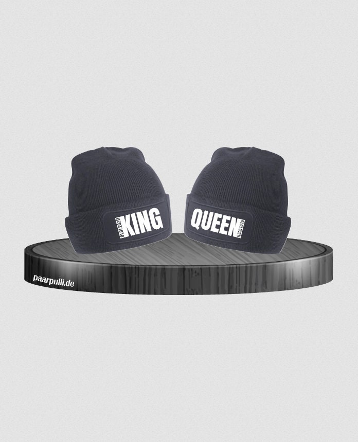 King Und Queen Mit Seitlichem Wunschdatum Partnerlook Beanies von Paarpulli