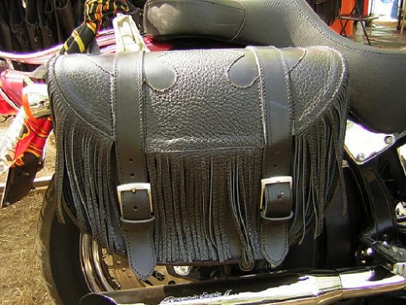 Cod. Bisaccia 103-C/Mod. Grande Tennesse - 60 Liter Aus 4 Mm Starkem Leder Mit Einsätzen Und Fransen Aus Gehämmertem Schwarzem Leder. Hergestellt von PachProduction