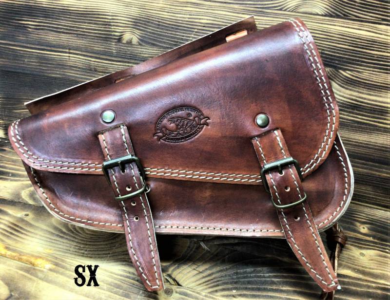 Sportster Seitentasche Motorrad Custom Harley Iron Forty Eight Roadster 883 1200, "Mod. Choppers 003B" Leder 2 Mm. Handgefärbt Made in Italy von PachProduction