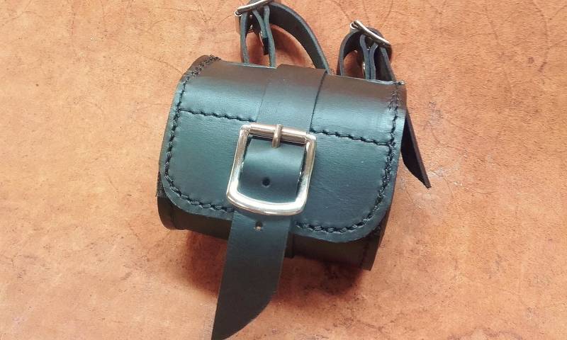 Werkzeuglauf, Mini-Custom-Motorradroller Aus Trommelgefärbtem, Pflanzlich Gegerbtem Leder, 1 Schnalle Mit Fallverschluss, Hergestellt in Italien von PachProduction