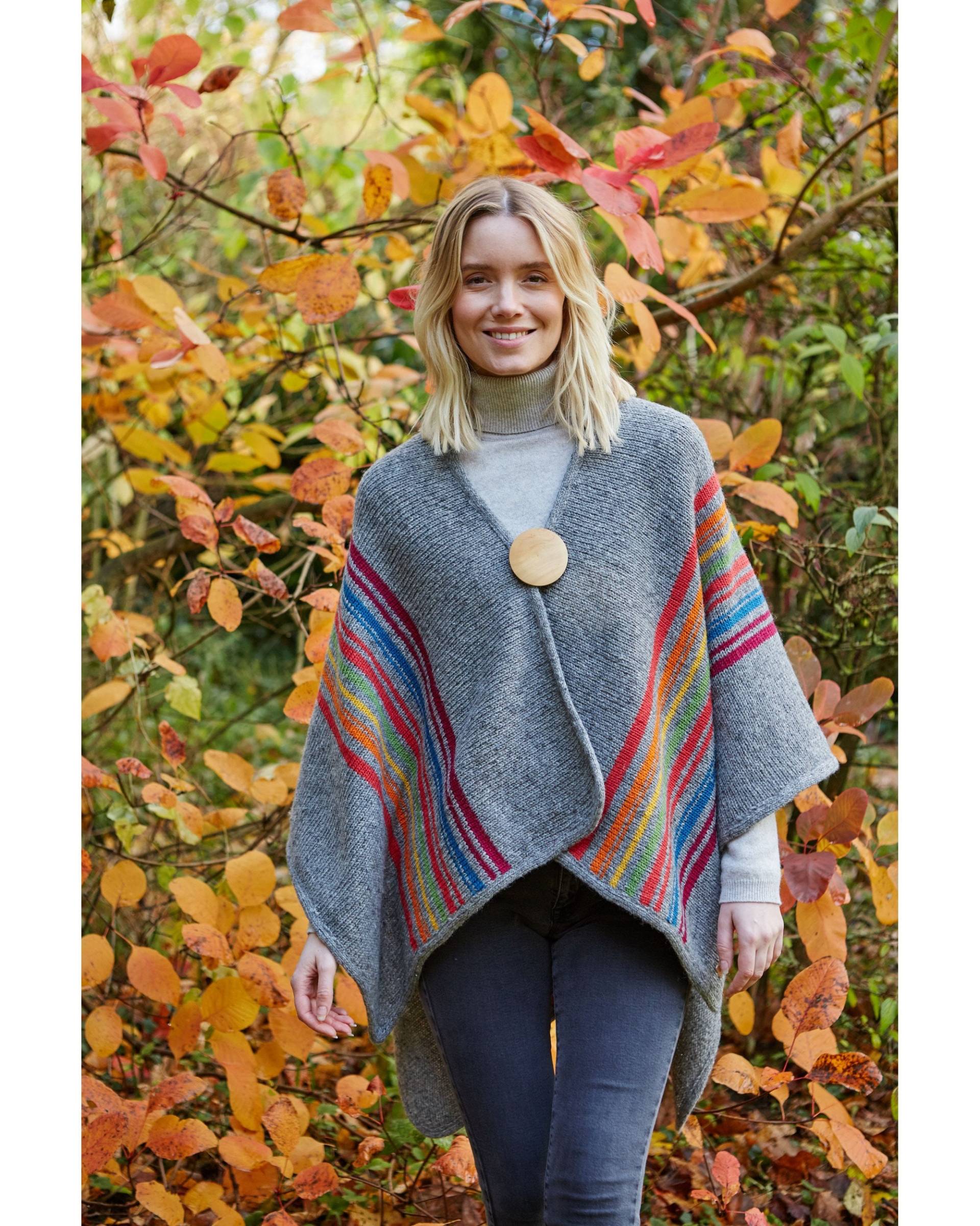 Damen Strickwolle Wrap - 100% Wolle Nachhaltige Mode Holzbrosche Verschluss Gestreiftes Regenbogen Design Festival Wear- Pachamama von PachamamaWoollies