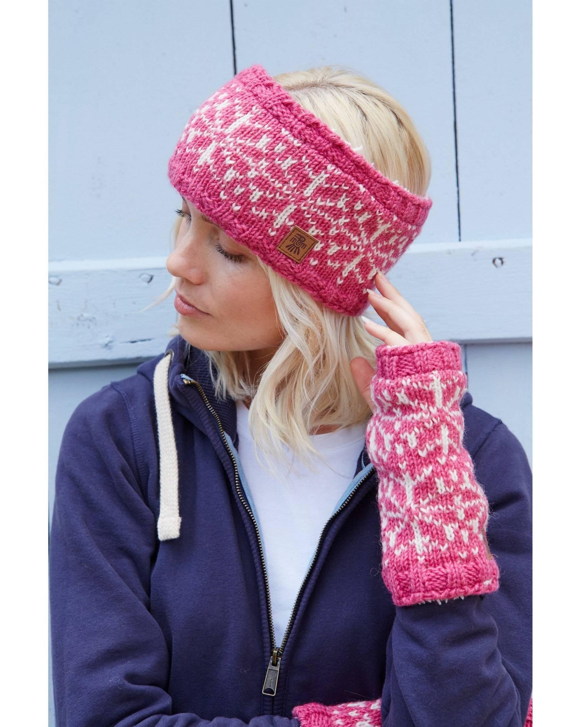 Frauen 100% Wolle Rosa Schneeflocken Bommel Beanie, Fair Trade Wintermütze, Stirnband, Fingerlose Handschuhe, Sherpa Fleece, Snowy Nordic von PachamamaWoollies