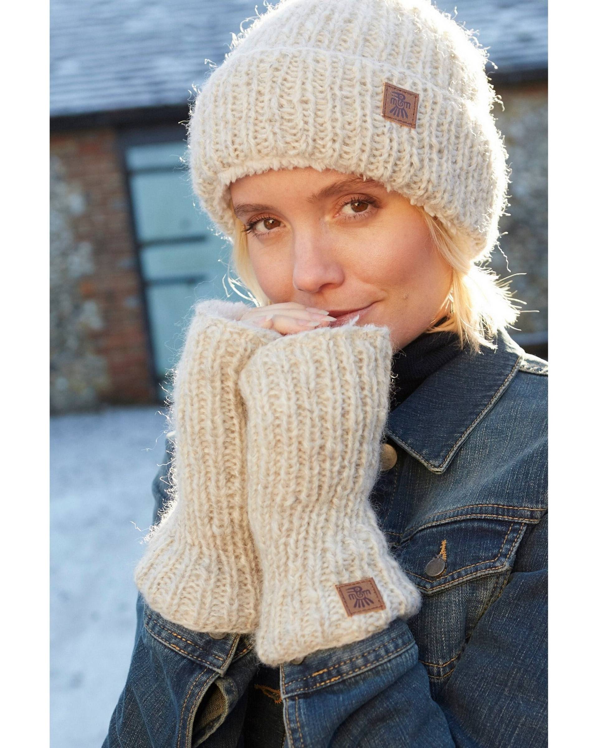 Frauen Wolle & Mohair Haferflocken Super Weich Sherpa Fleece Fair Trade Wintermütze, Rollback Beanie, Natürliche Creme Fingerlose Handschuhe von PachamamaWoollies