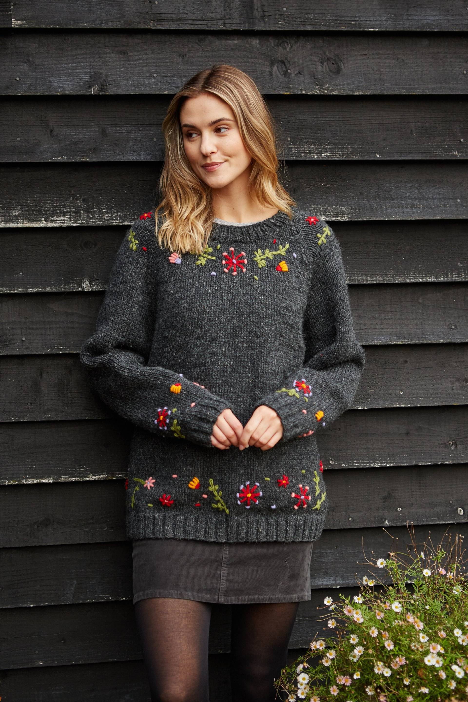 Gestrickter Blumenpullover Für Damen - Helle Blume Bestickter Pullover Überzug Stickerei Nachhaltige Kleidung Fair Gehandelt Pachamama von PachamamaWoollies