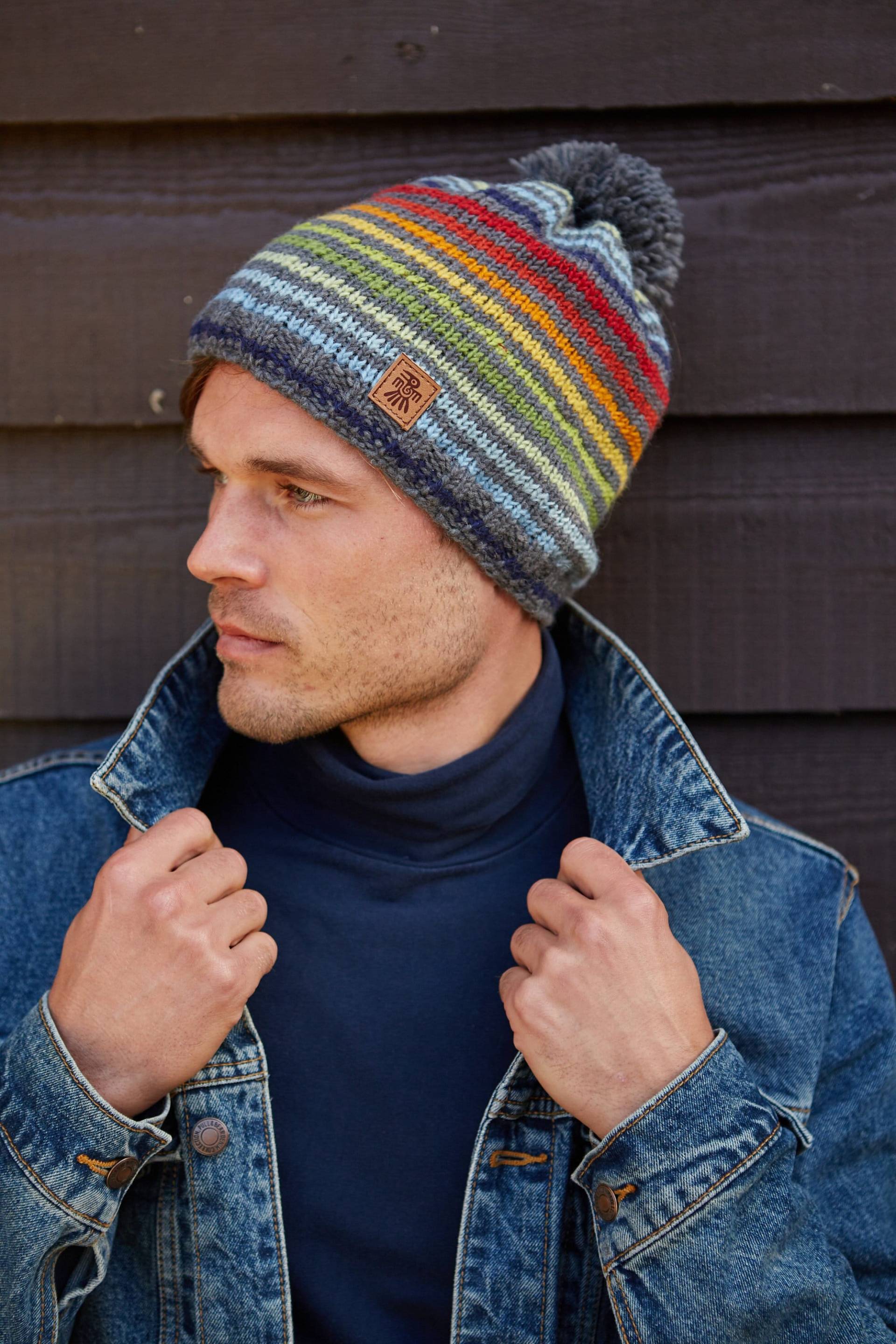 Herren Regenbogen Streifen Graue Bommel Beanie - Fingerlose Handschuhe Mehrfarbig Gemütliche Mütze 100% Wolle Feinstrick Fair Trade Pachamama von PachamamaWoollies