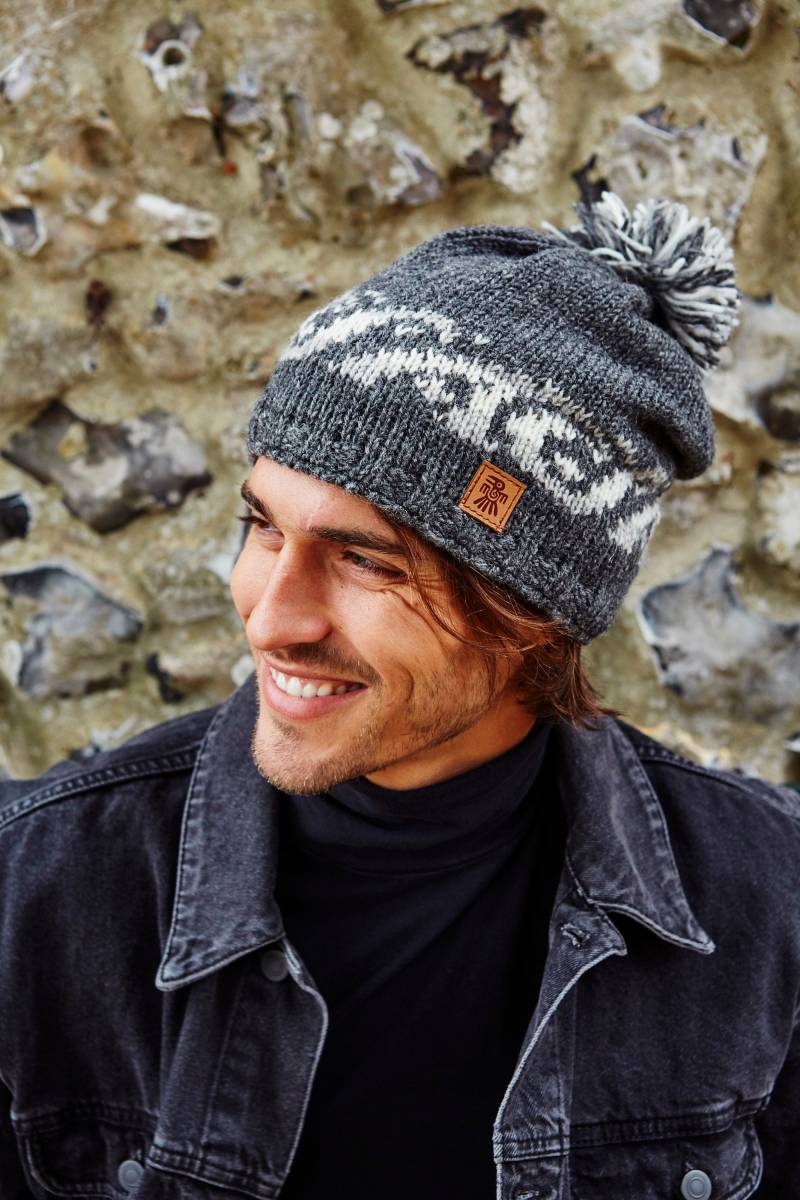Herren Surf Bommel Mütze - Wellen Strickmütze 100% Wolle Handgemacht in Nepal Nachhaltige Kleidung Fair Trade Pachamama von PachamamaWoollies