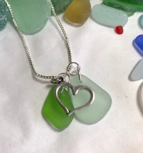 Seafoam Seaglass Und Lime Green Mit Floating Heart Charm von PacificBlueSeaglass