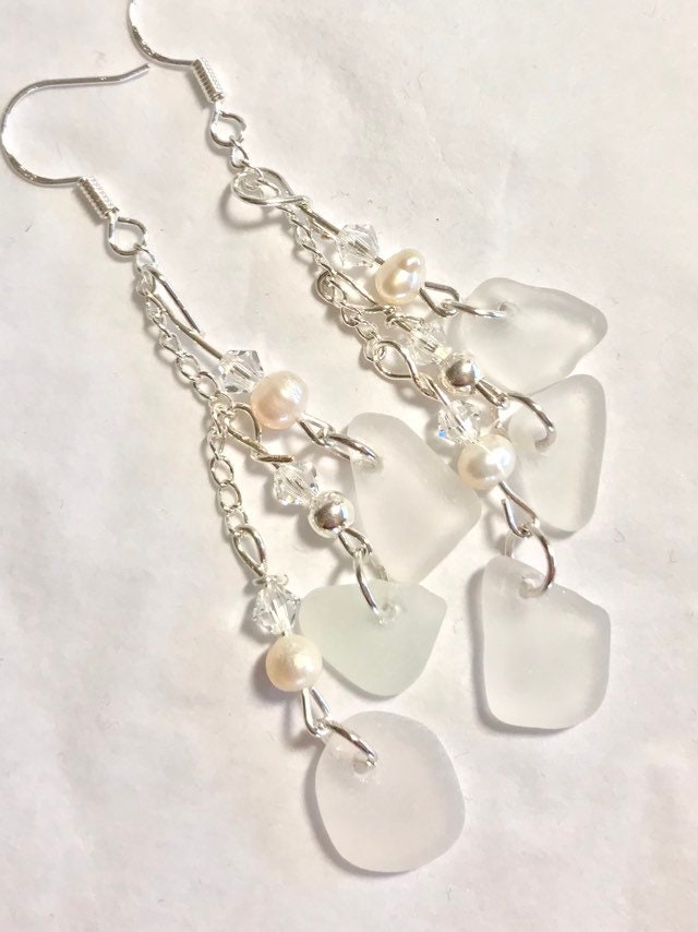 Seaglass Ohrringe - Kronleuchter Mit Swarovski Kristallen, Süßwasserperlen & Silber Perlen. Weisses Meerglas von PacificBlueSeaglass