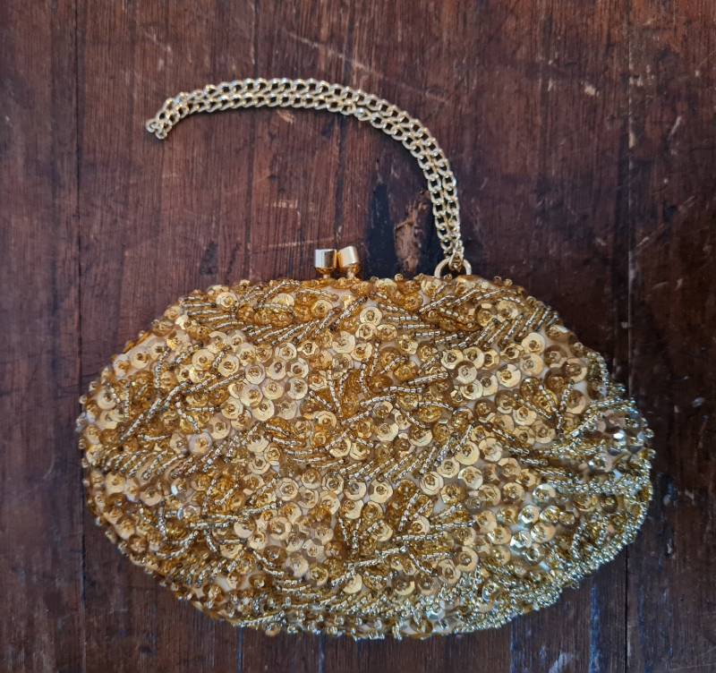 1960Er Jahre Herrlich Perlenbesetztes Mini-Abendtäschchen Mit Einer Schlanken Goldverbundenen Handgelenkskette, Made in Hong Kong von PackrattVintage
