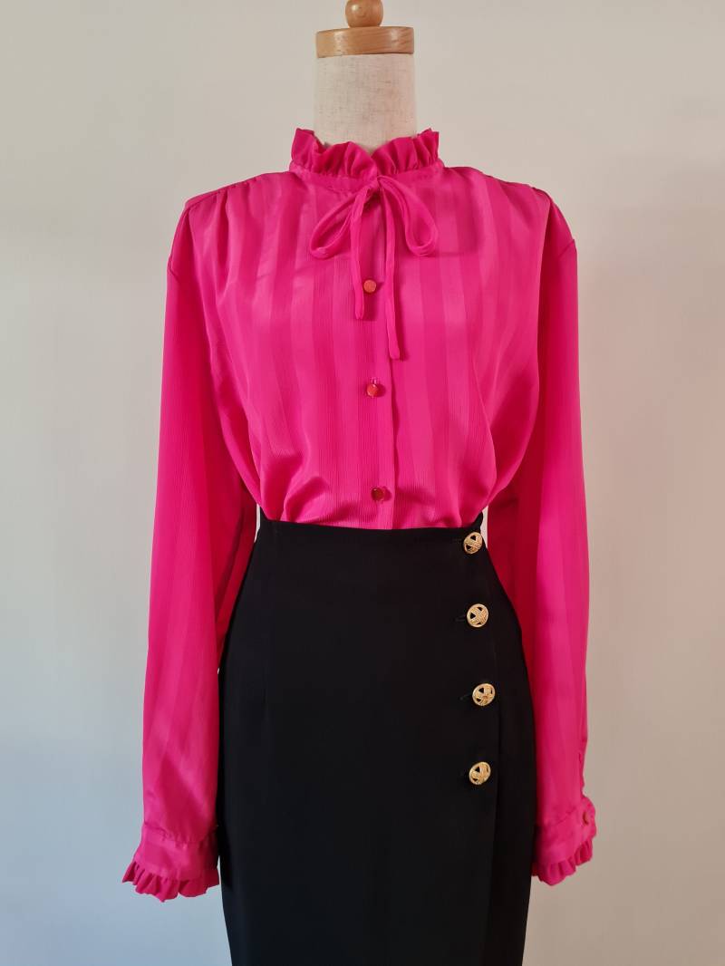 Fabelhafte Fuchsia Selbst Gestreifte Langärmlige Plus Größe Bluse Mit Weicher Halskrawatte von PackrattVintage