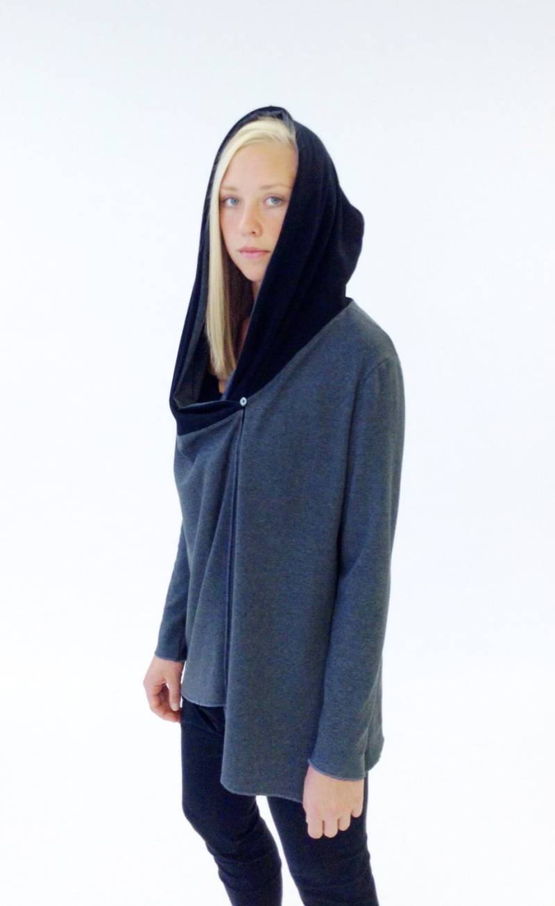 Damen Langarm Kapuzen Jersey Cardigan - Strick Grau Und Schwarz One-Button Jacket Wrap Lässige Schichtjacke Yoga Cover Up von PadmaYogaWear