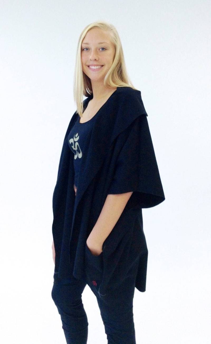 Frauen Schwarze Strickjacke Poncho - Lange Offene Kimono-Jacke Oversized Layering Stretch Baumwolle Kleidungsstück Locker Sitzende Yoga Cover-Up von PadmaYogaWear