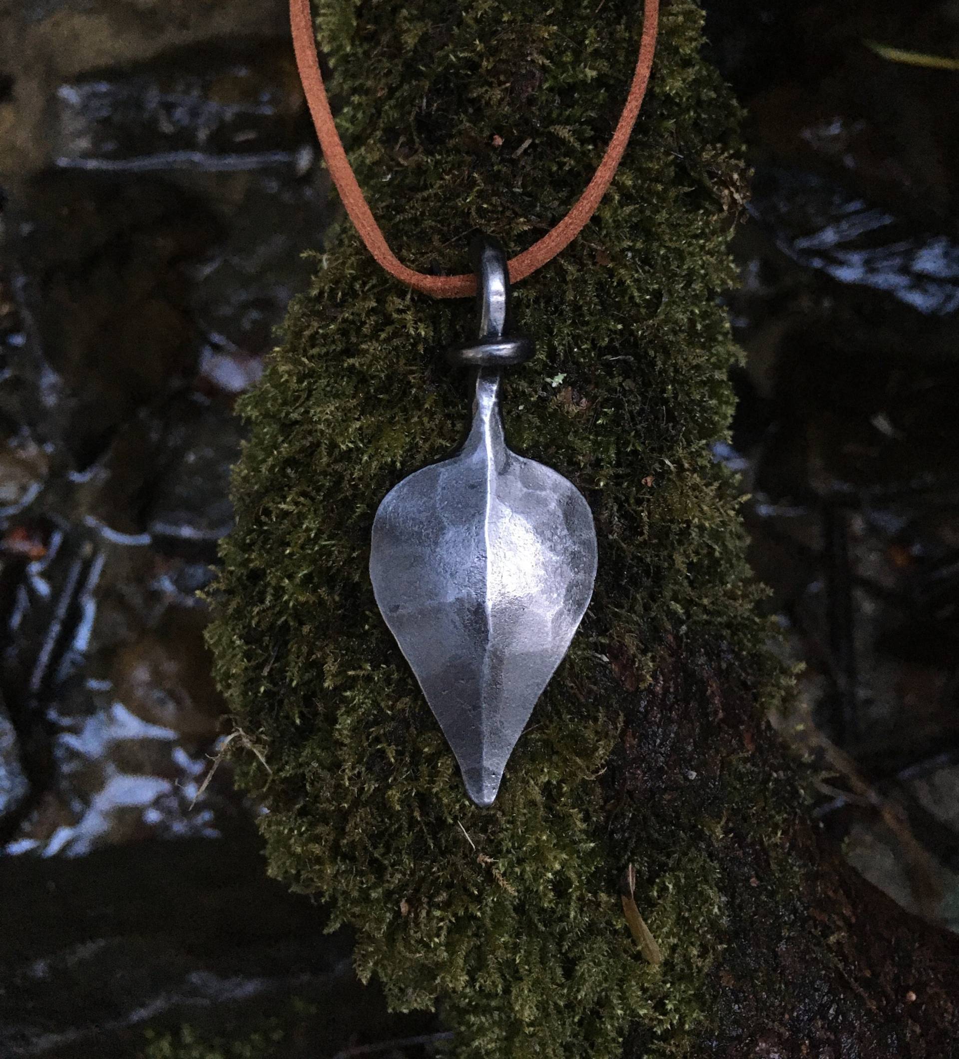 Blatt Anhänger Handgemachte Geschmiedet Schmuck Schmied Eisen Stahl Halskette Geschichte Fantasy Geschenk Natur Amulett Blatt Anhänger Handgemachte Geschmiedet Schmuck Schmied Eisen Stahl Halskette Geschichte Fantasy Geschenk Natur Amulett von Pagafanshop