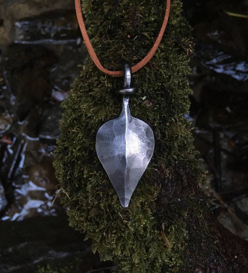 Blatt Anhänger Handgemachte Geschmiedet Schmuck Schmied Eisen Stahl Halskette Geschichte Fantasy Geschenk Natur Amulett Blatt Anhänger Handgemachte Geschmiedet Schmuck Schmied Eisen Stahl Halskette Geschichte Fantasy Geschenk Natur Amulett von Pagafanshop
