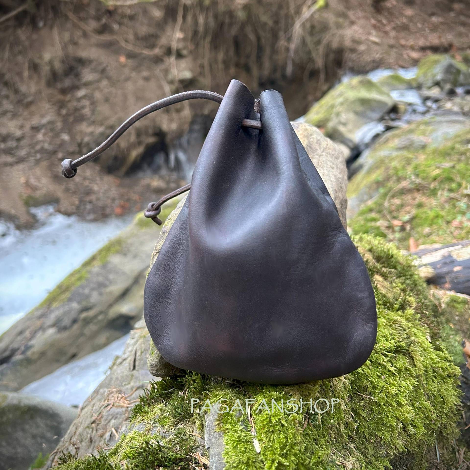 Handgemachte Dunkelbraune Ledertasche, Kuhfell Handgemachte Dunkelbraune Ledertasche, Kuhfell von Pagafanshop