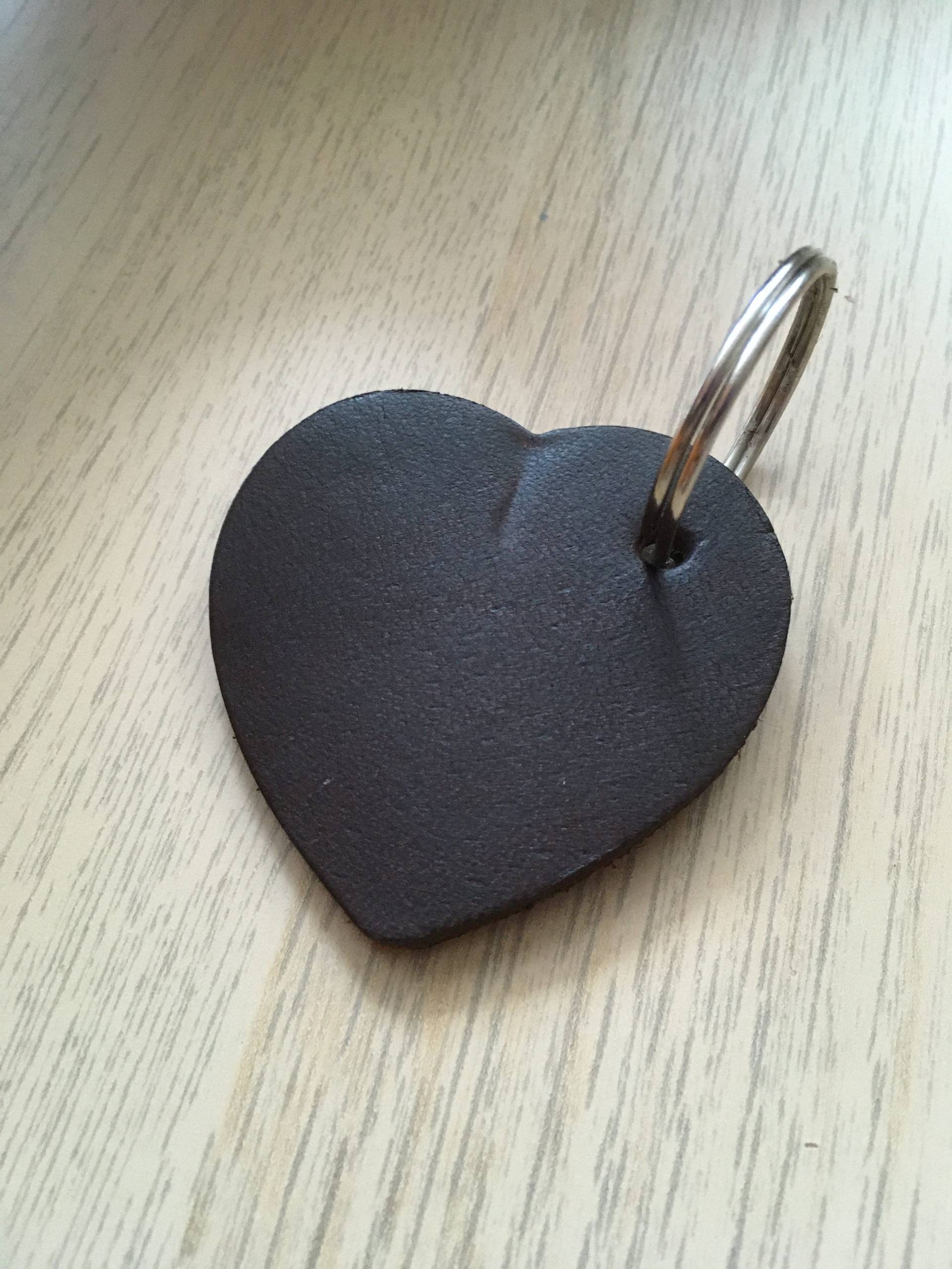 Handgemachtes Dunkelbraunes Lederherz Mit Schlüsselring, Traditionssymbol, Schlüsselanhänger Handgemachtes Dunkelbraunes Lederherz Mit Schlüsselring, Traditionssymbol, Schlüsselanhänger von Pagafanshop