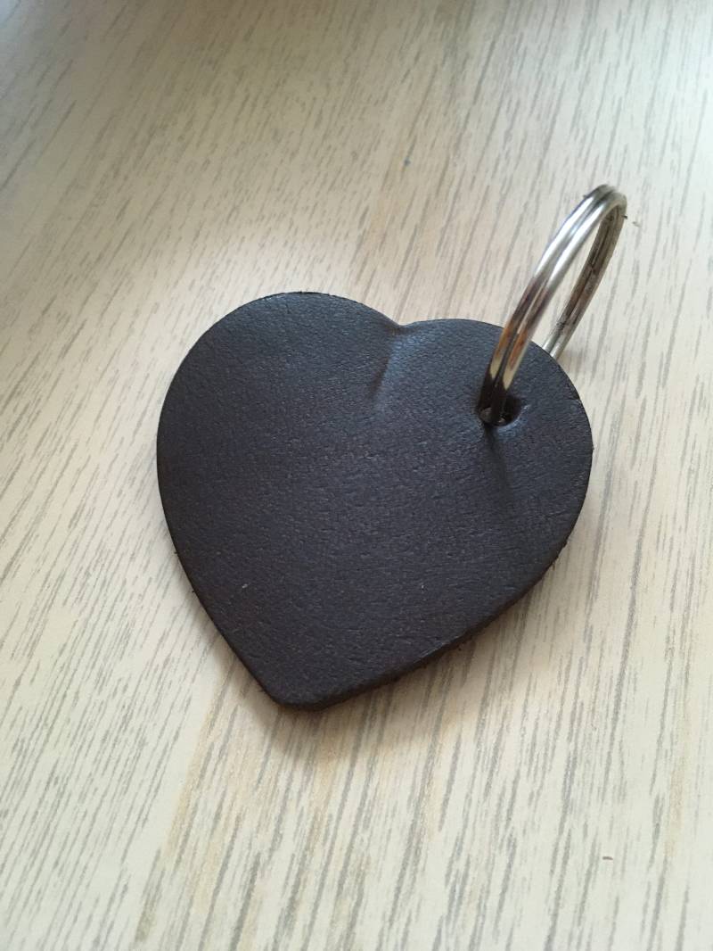 Handgemachtes Dunkelbraunes Lederherz Mit Schlüsselring, Traditionssymbol, Schlüsselanhänger Handgemachtes Dunkelbraunes Lederherz Mit Schlüsselring, Traditionssymbol, Schlüsselanhänger von Pagafanshop