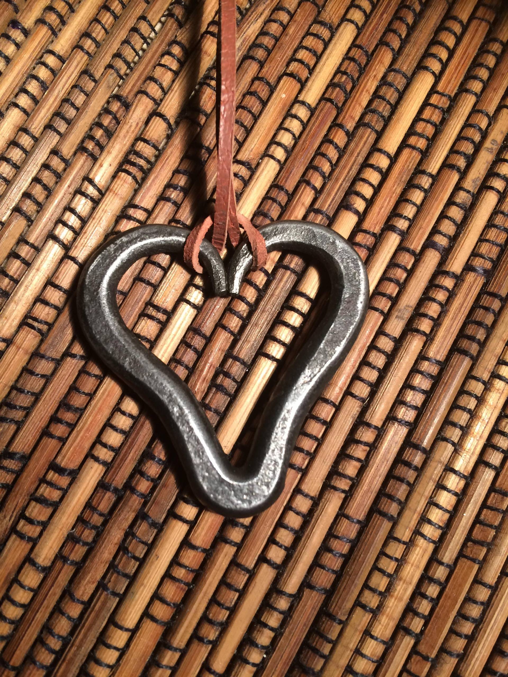 Herz Anhänger, Handgemacht, Geschmiedet, Schmied, Schmuck, Eisen, Stahl, Geschichte, Dekoration, Halskette, Liebe, Glück, Geschenk Herz Anhänger, Handgemacht, Geschmiedet, Schmied, Schmuck, Eisen, Stahl, Geschichte, Dekoration, Halskette, Liebe, Glück, Geschenk von Pagafanshop