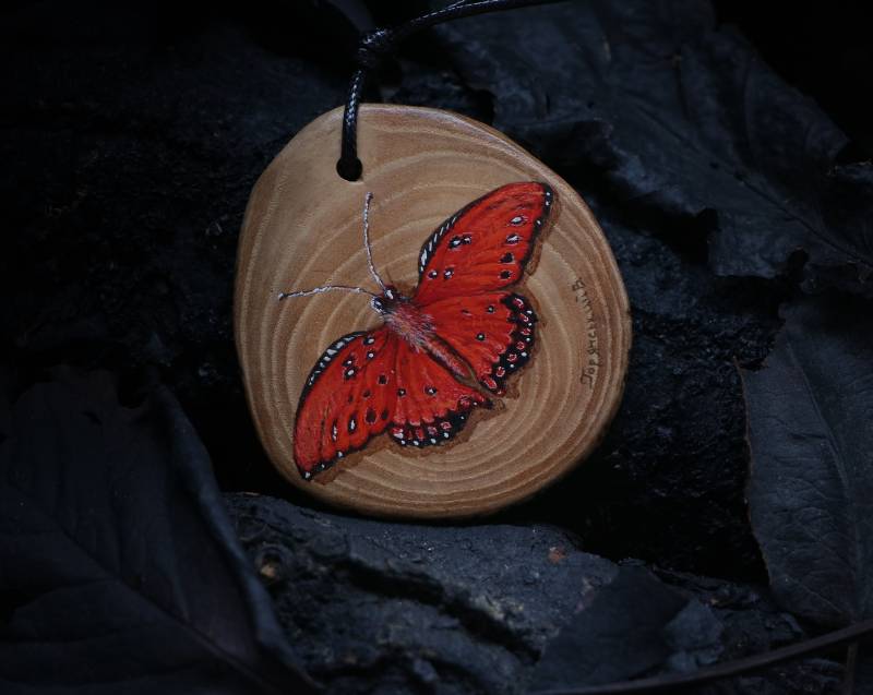 Anhänger Auf Holzbrett - Handgemachtes Ölgemälde Von Meister Gor Roter Schmetterling von PaganWorkshop