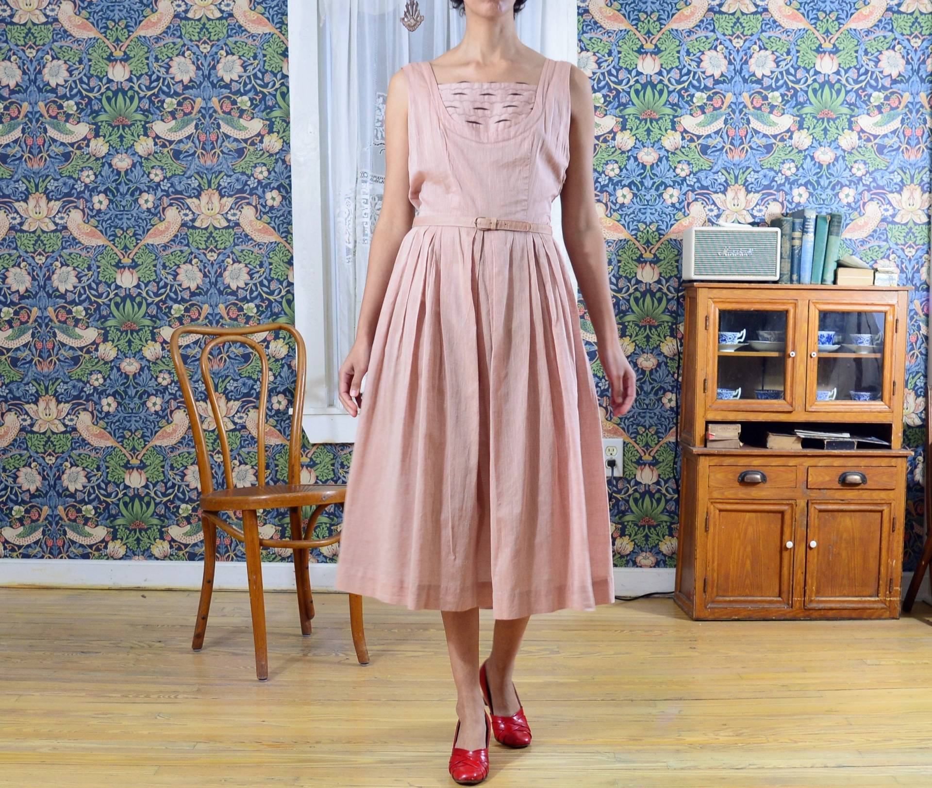 40Er Jahre Rosa Chambray Baumwollvoile Kleid Mit Schleifenband Und Bommelborte/70Er Taille von PageOfAir