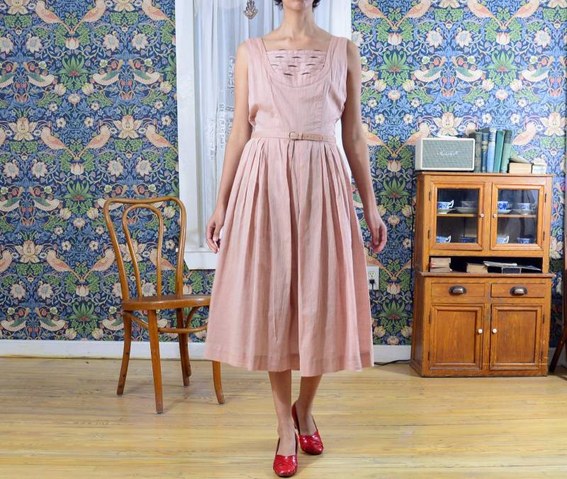 40Er Jahre Rosa Chambray Baumwollvoile Kleid Mit Schleifenband Und Bommelborte/70Er Taille von PageOfAir