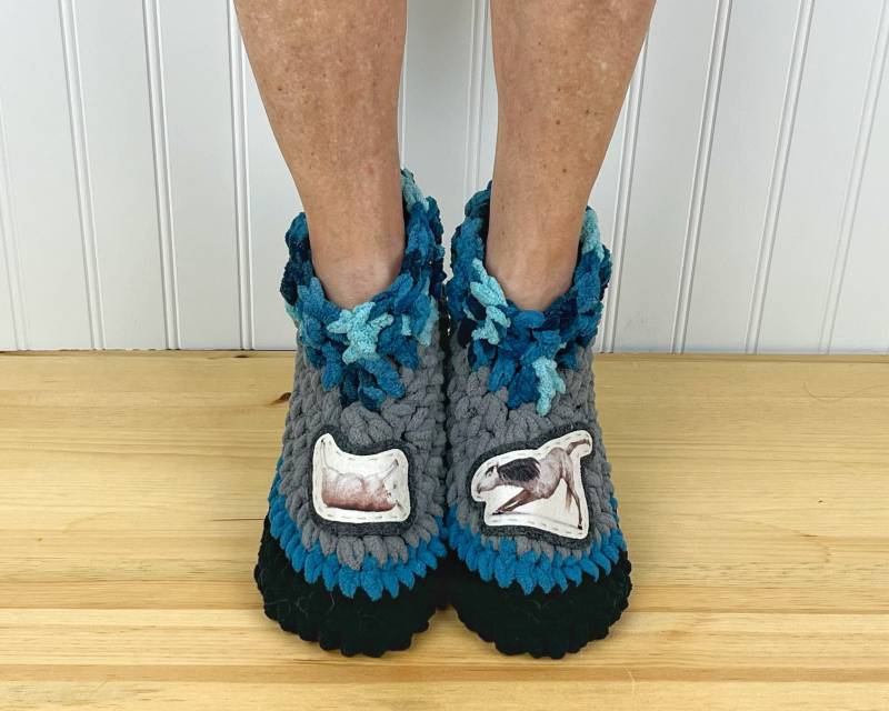 Blaue Yoga-Tiere Hausschuhe - Chenille-Pantoffelsocken Hygge-Hausschuhe Gute Besserung Neurpathie/Crps/Fußschmerzlinderung von PahhhsSlipperShop