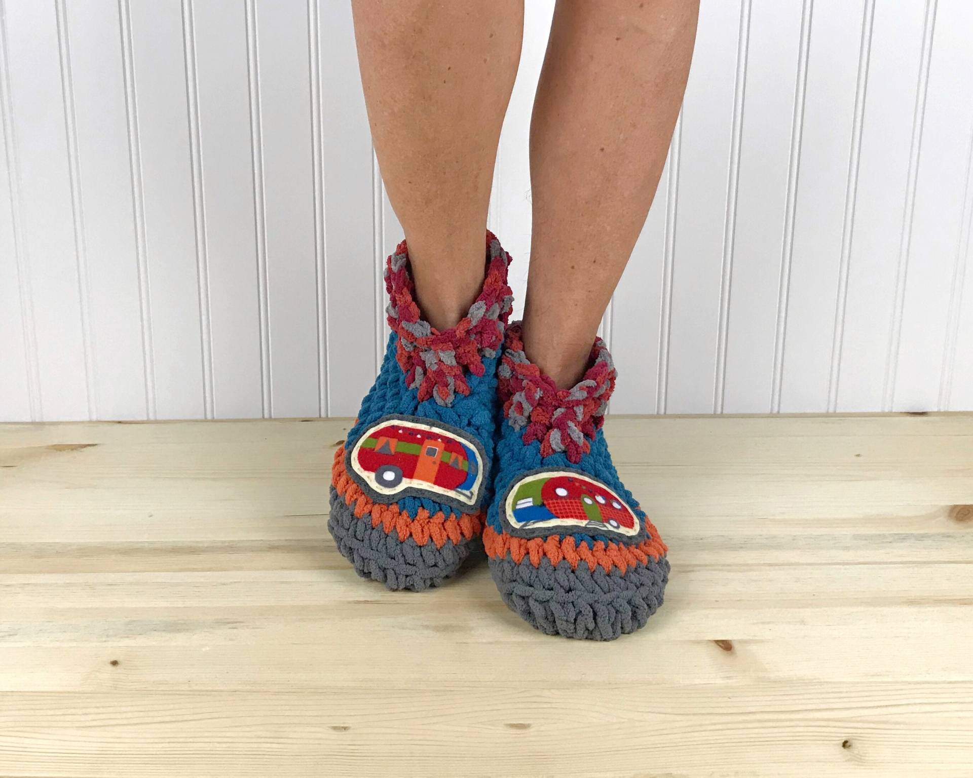 Fröhliche Camper Hausschuhe - Blaue Retro Rv Slipper Socken Süße Kuschelige Chenille Booties Pflegepaket Neuropathie Crps Fuß Schmerzlinderung Fröhliche Camper Hausschuhe - Blaue Retro Rv Slipper Socken Süße Kuschelige Chenille Booties Pflegepaket Neuropathie Crps Fuß Schmerzlinderung von PahhhsSlipperShop