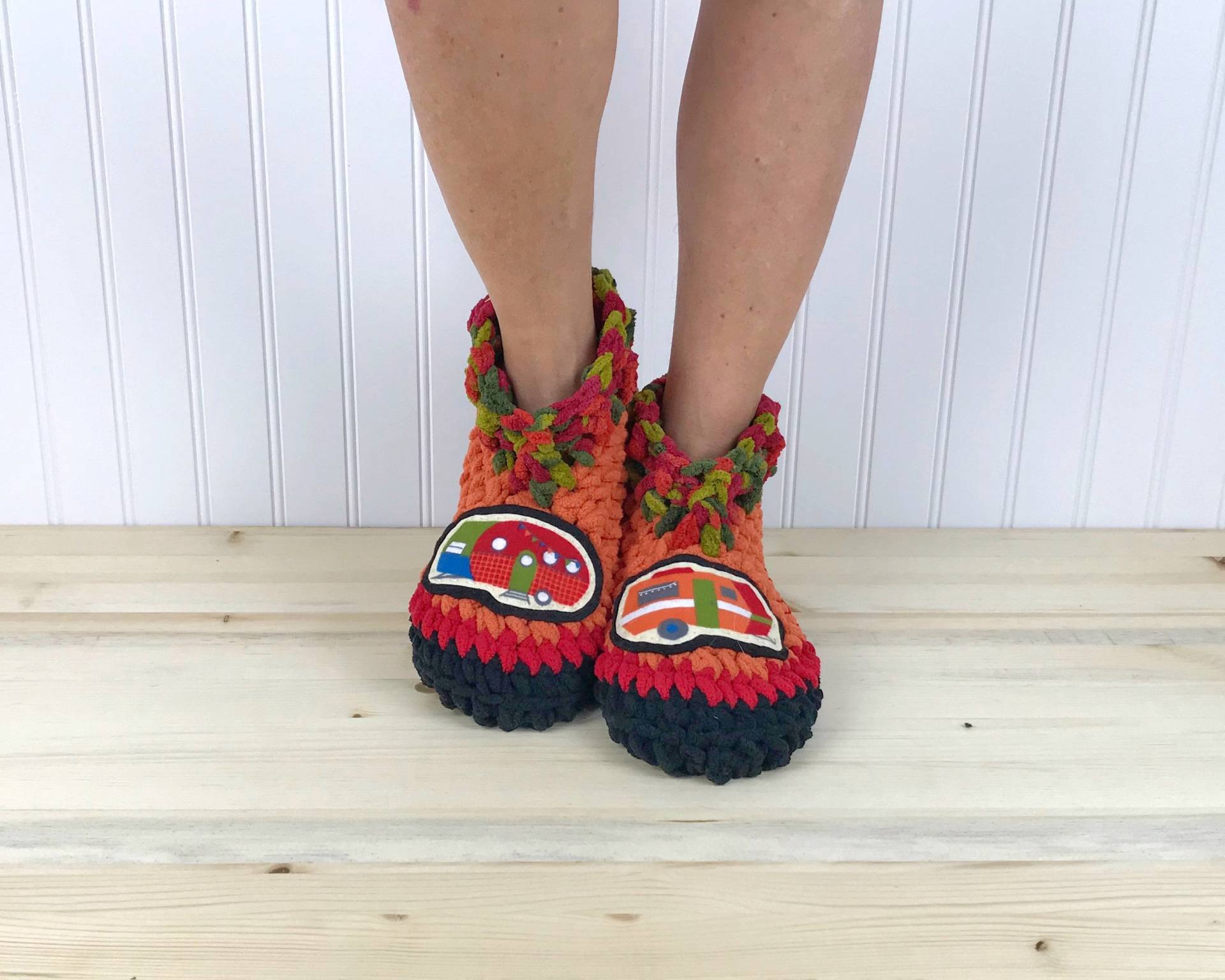 Fröhliche Camper Hausschuhe - Orange Retro Rv Slipper Socken Süße Kuschelige Chenille Booties Pflegepaket Neuropathie Crps Fuß Schmerzlinderung Fröhliche Camper Hausschuhe - Orange Retro Rv Slipper Socken Süße Kuschelige Chenille Booties Pflegepaket Neuropathie Crps Fuß Schmerzlinderung von PahhhsSlipperShop