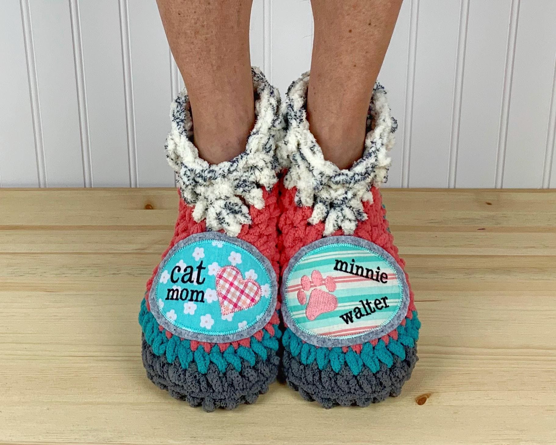 Gemütliche Cat Mom Fuzzy Hausschuhe - Personalisierte W/Namen Muttertagsgeschenk Katzenliebhaber Geschenk Chenille Pantoffel Socken Gemütliche Cat Mom Fuzzy Hausschuhe - Personalisierte W/Namen Muttertagsgeschenk Katzenliebhaber Geschenk Chenille Pantoffel Socken von PahhhsSlipperShop