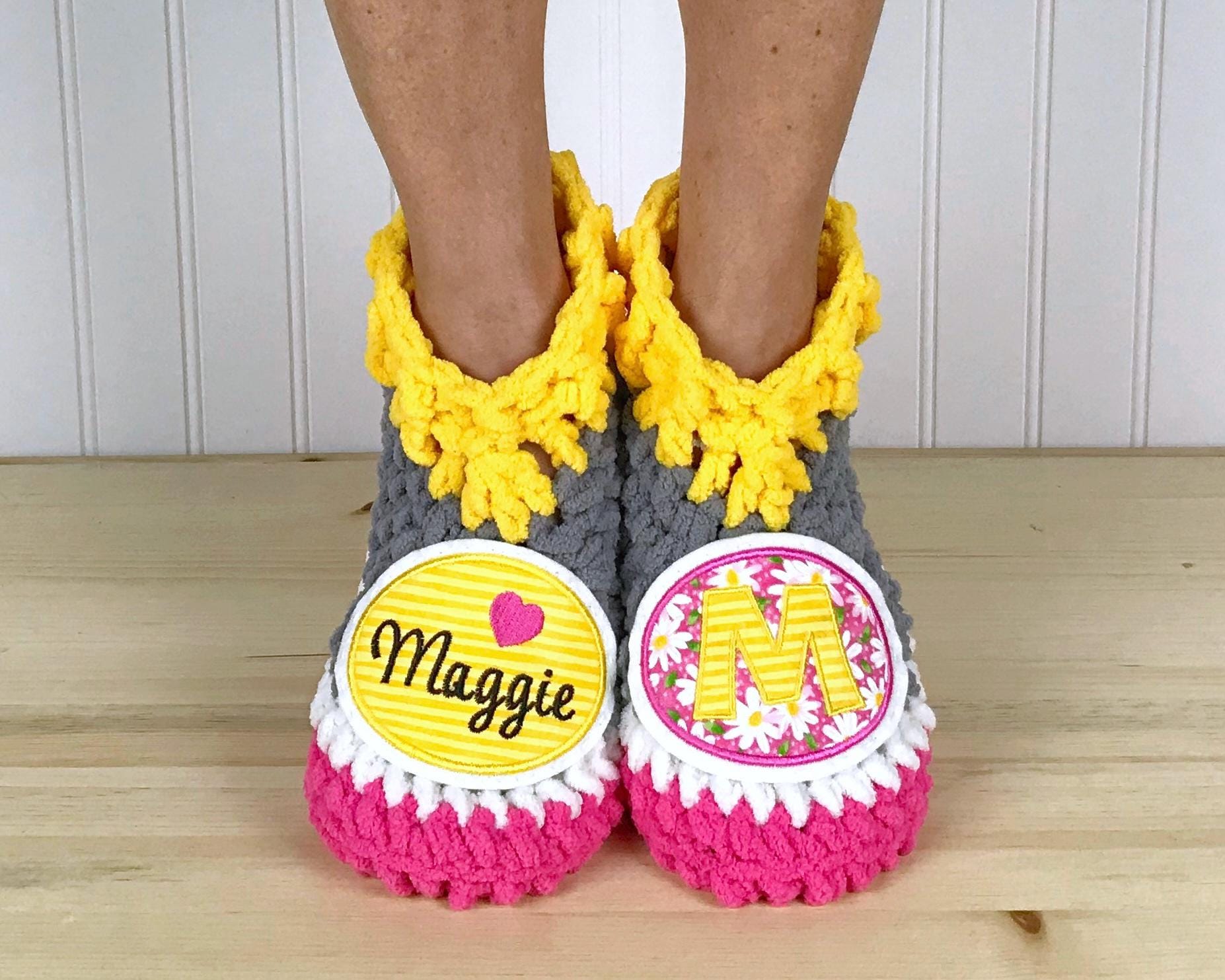 Personalisierte Fuzzy Slippers - Name & Initial Booties Weihnachtsgeschenk Kuschelige Chenille Slipper Socken Neurpathie Crps Fußschmerzlinderung Personalisierte Fuzzy Slippers - Name & Initial Booties Weihnachtsgeschenk Kuschelige Chenille Slipper Socken Neurpathie Crps Fußschmerzlinderung von PahhhsSlipperShop