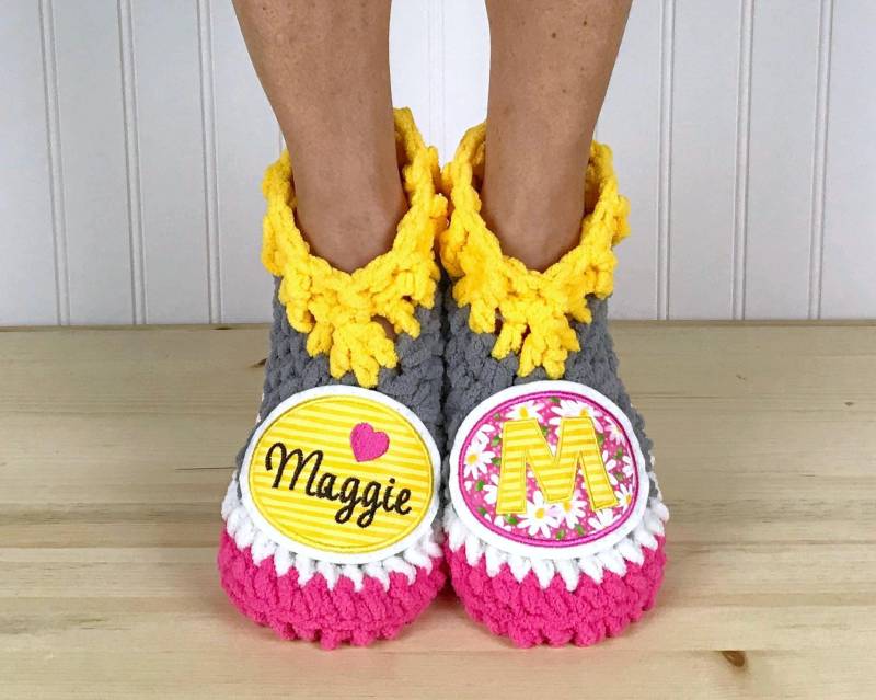 Personalisierte Fuzzy Slippers - Name & Initial Booties Weihnachtsgeschenk Kuschelige Chenille Slipper Socken Neurpathie Crps Fußschmerzlinderung Personalisierte Fuzzy Slippers - Name & Initial Booties Weihnachtsgeschenk Kuschelige Chenille Slipper Socken Neurpathie Crps Fußschmerzlinderung von PahhhsSlipperShop