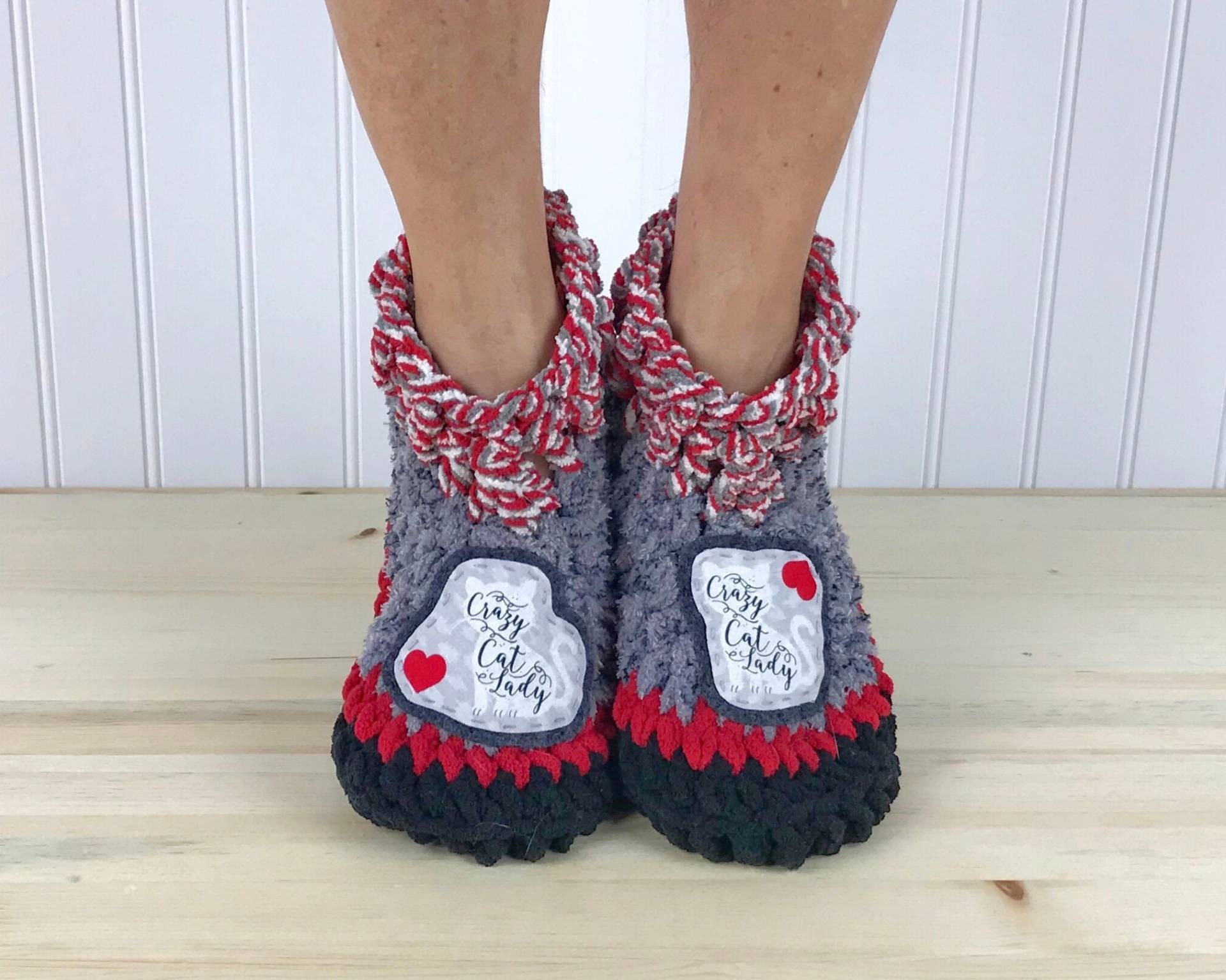 Verrückte Katzen Damen Hausschuhe - Kuschelige Chenille Pantoffelsocken Hygge Gute Besserung Pflegepaket Neurpathie Crps Fußschmerzlinderung von PahhhsSlipperShop