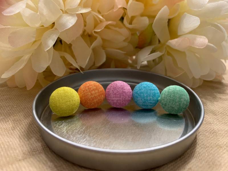 Ohrringe - "Farbe Farbstoff" Mehrere Farboptionen Tuch Button Ohrringe/stoff Knopf von PaigesofGraceDesigns