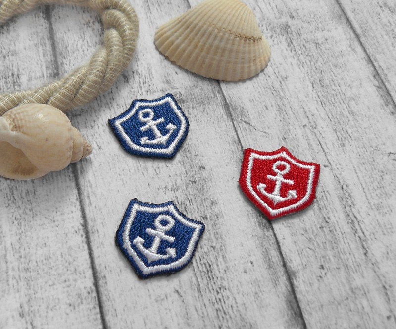2 Stück Stickmotiv "Kleines Anker-Wappen" Ca. 2x1, 8cm 2 Stück Stickmotiv "Kleines Anker-Wappen" Ca. 2x1, 8cm von PaillettenshopDE